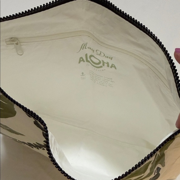 Aloha Collection Max Pouch - Picture 2 of 2